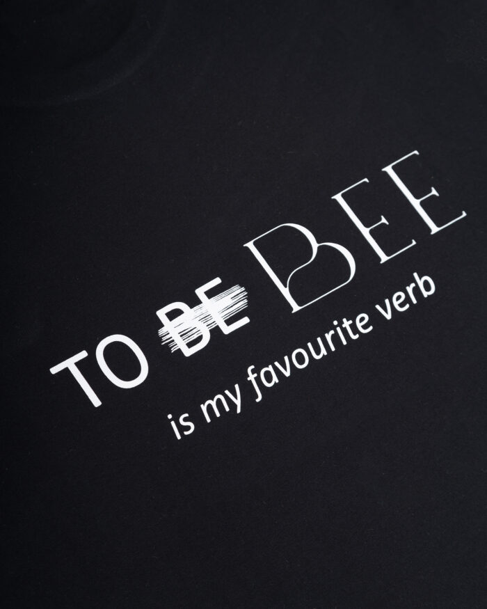 T´Shirt Man Black "VERB TO BEE" Printed on the back - Image 3