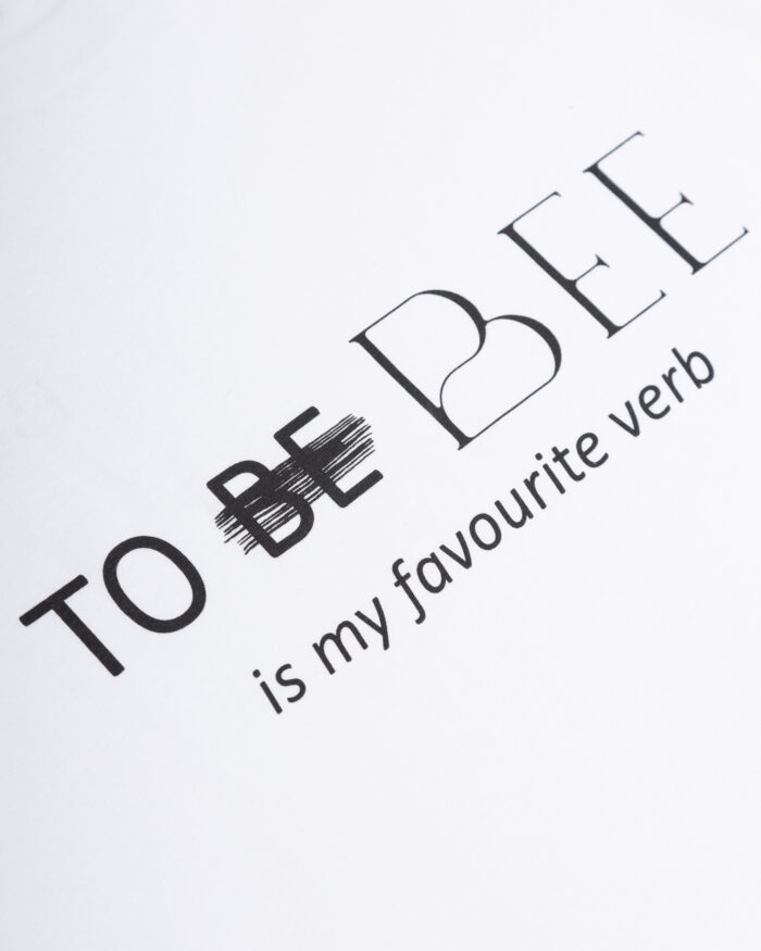 T´Shirt Man White "VERB TO BEE" Printed on the back - Image 3